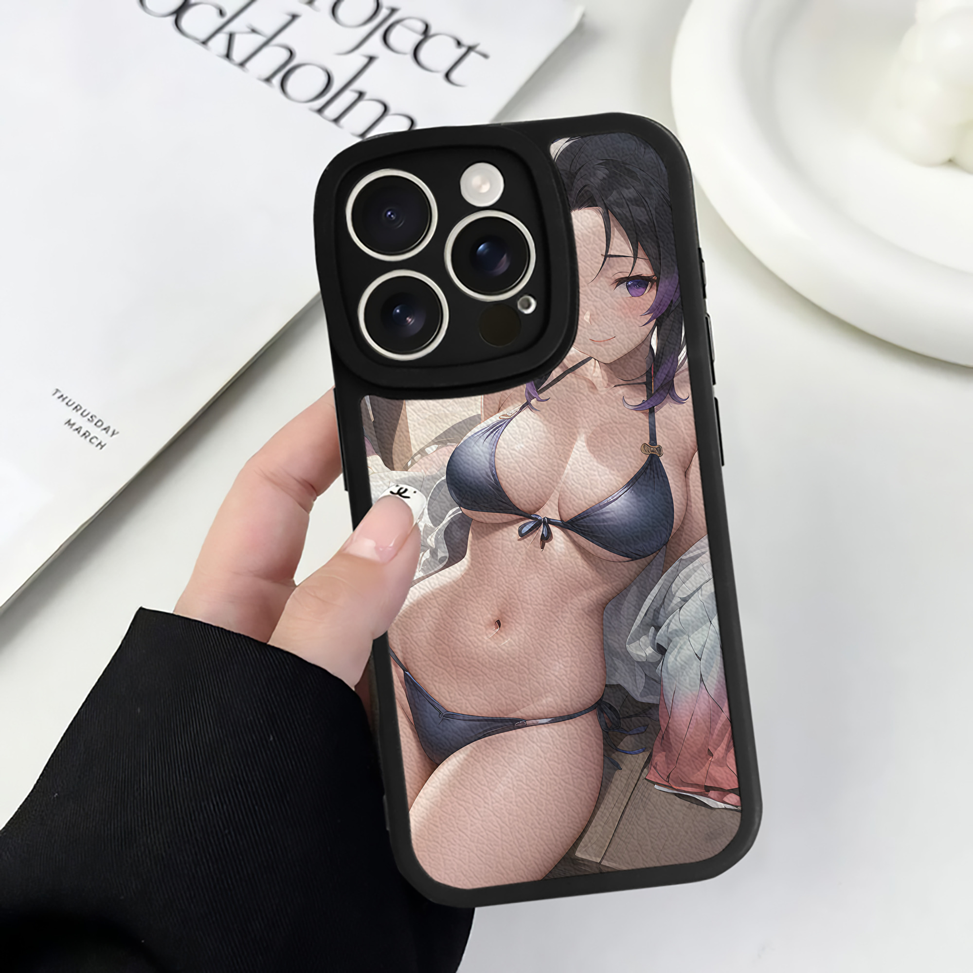 （画像用） 鬼滅の刃（きめつのやいば）蟲柱-胡蝶 しのぶ／こちょう しのぶ Kochou Shinobu 【iPhone 16シリーズ対応】シリコンスマホケース（レザー調） 材質：シリコン